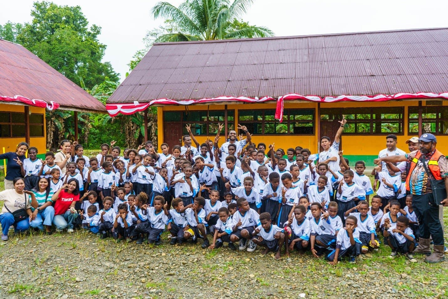 image-pt-freeport-indonesia-dan-papua-football-academy-gelar-coaching-clinic-dan-bakti-sosial-dalam-rangka-hut-ke-80-ri-di-mimika