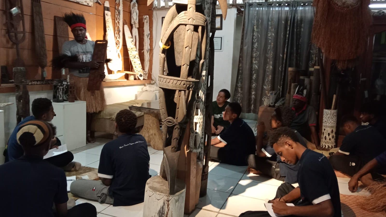 image-dari-lapangan-ke-pahat-cerita-siswa-pfa-belajar-ukiran-kamoro