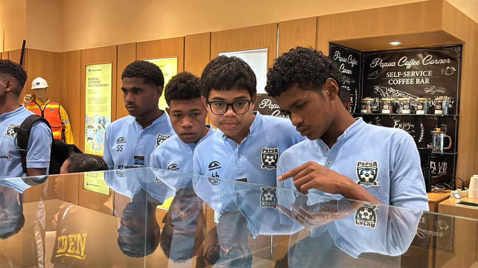 image-kunjungan-edukatif-siswa-papua-football-academy-ke-portsite-dan-mile-21-pt-freeport-indonesia