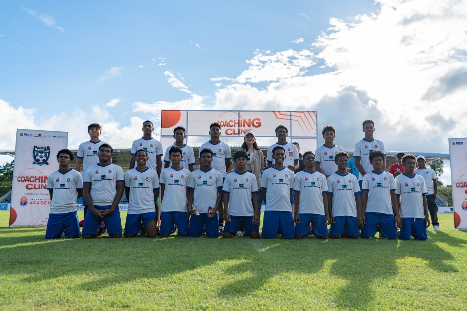 image-pt-freeport-indonesia-bersama-pssi-dan-knvb-kembali-gelar-coaching-clinic-sepak-bola-di-timika-hadirkan-instruktur-belanda